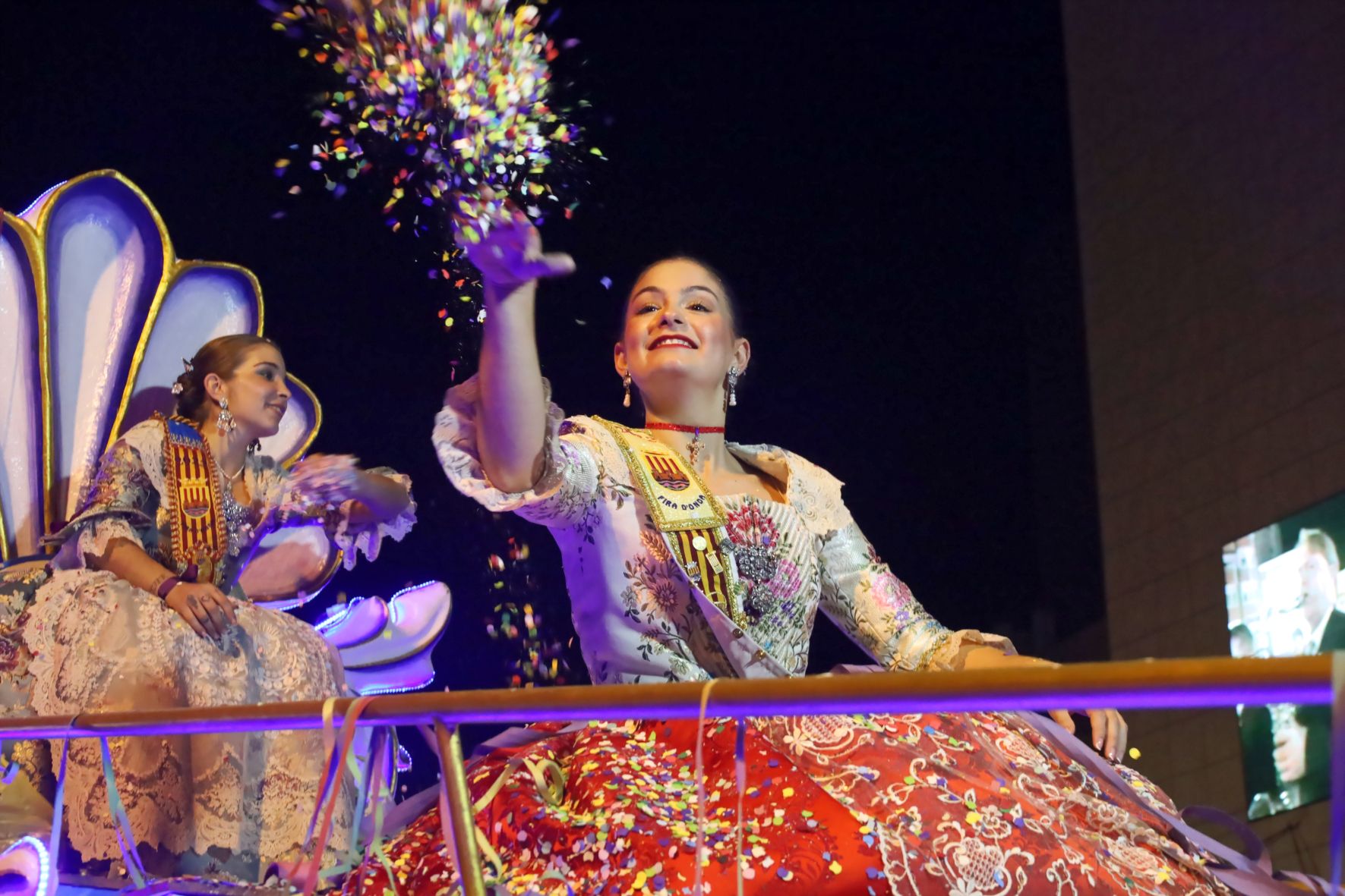 Todas las fotos del colorido desfile de carrozas de la Fira d'Onda