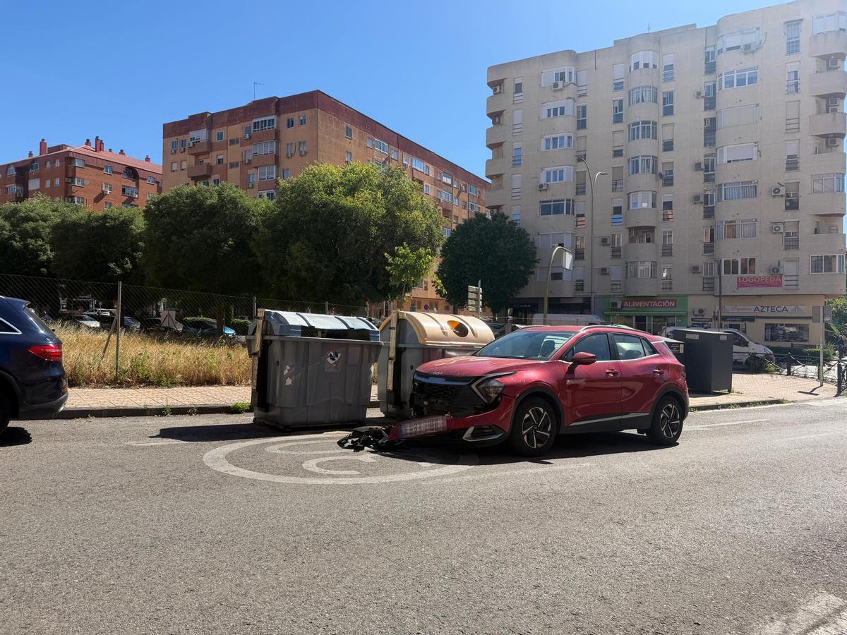 Uno de los turismos implicados en la colisión, con daños visibles en la parte delantera.