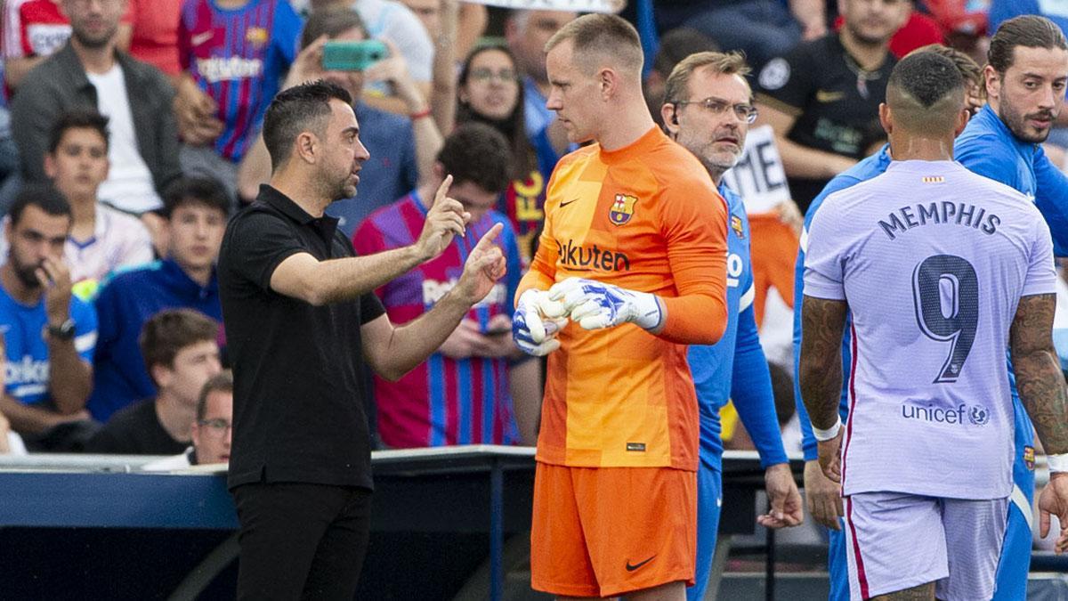 Ter Stegen hablando con Xavi en la pausa de hidratación del primer tiempo