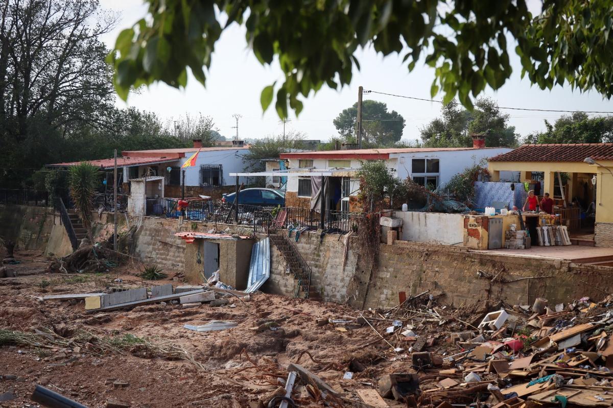 Estado de las casas tras el desbordamiento del barranco en Torrent.