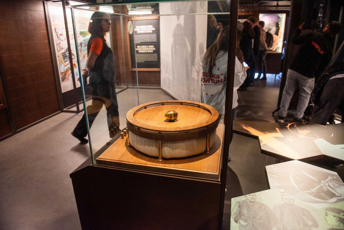 La muestra itinerante, organizada por la Fundación La Caixa, recorre la vida y obra del ingeniero serbio, figura clave en la historia de la ciencia gracias al desarrollo de inventos que marcaron el siglo XX.
