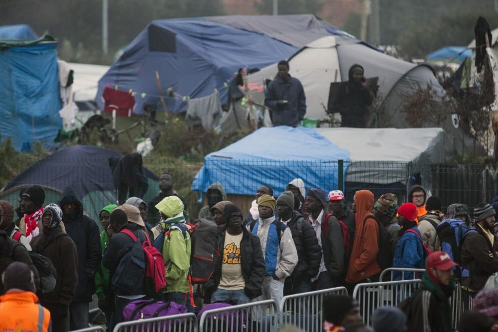 Francia evacúa ''la Jungla'' de Calais
