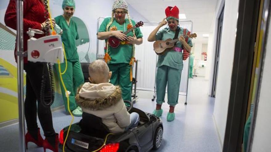 Dos payasos reciben a una niña a las puertas del quirófano del Hospital General.