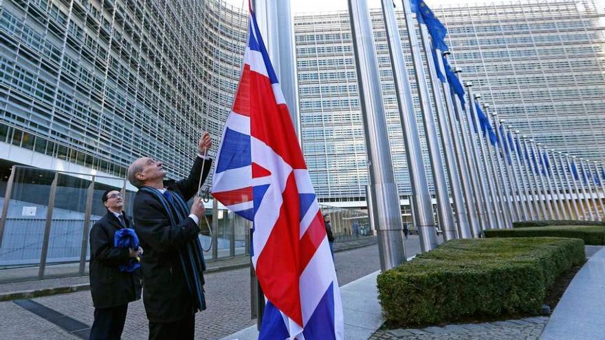 Izado de la bandera británica ante la sede bruselense de la Comisión con motivo de la visita de Cameron.