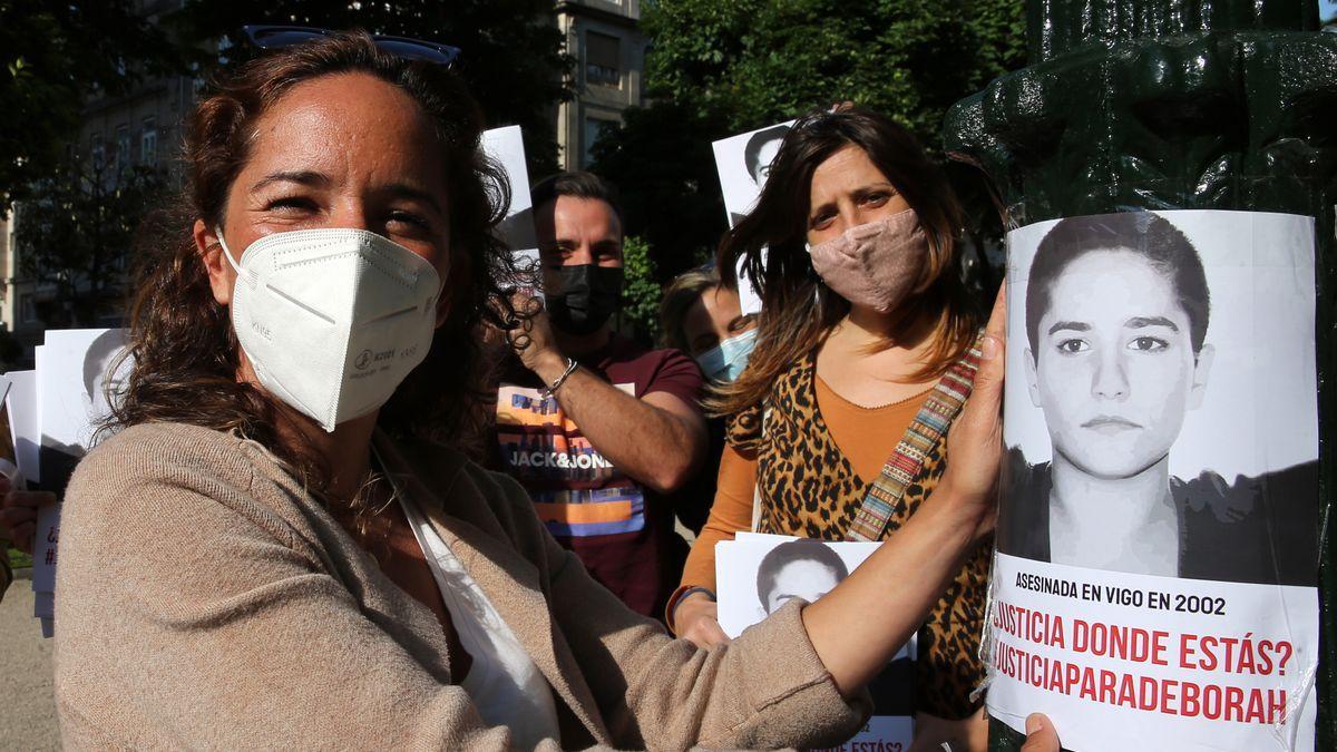 Pegada de carteles con la foto de Déborah en el 19º aniversario de su desaparición y muerte.