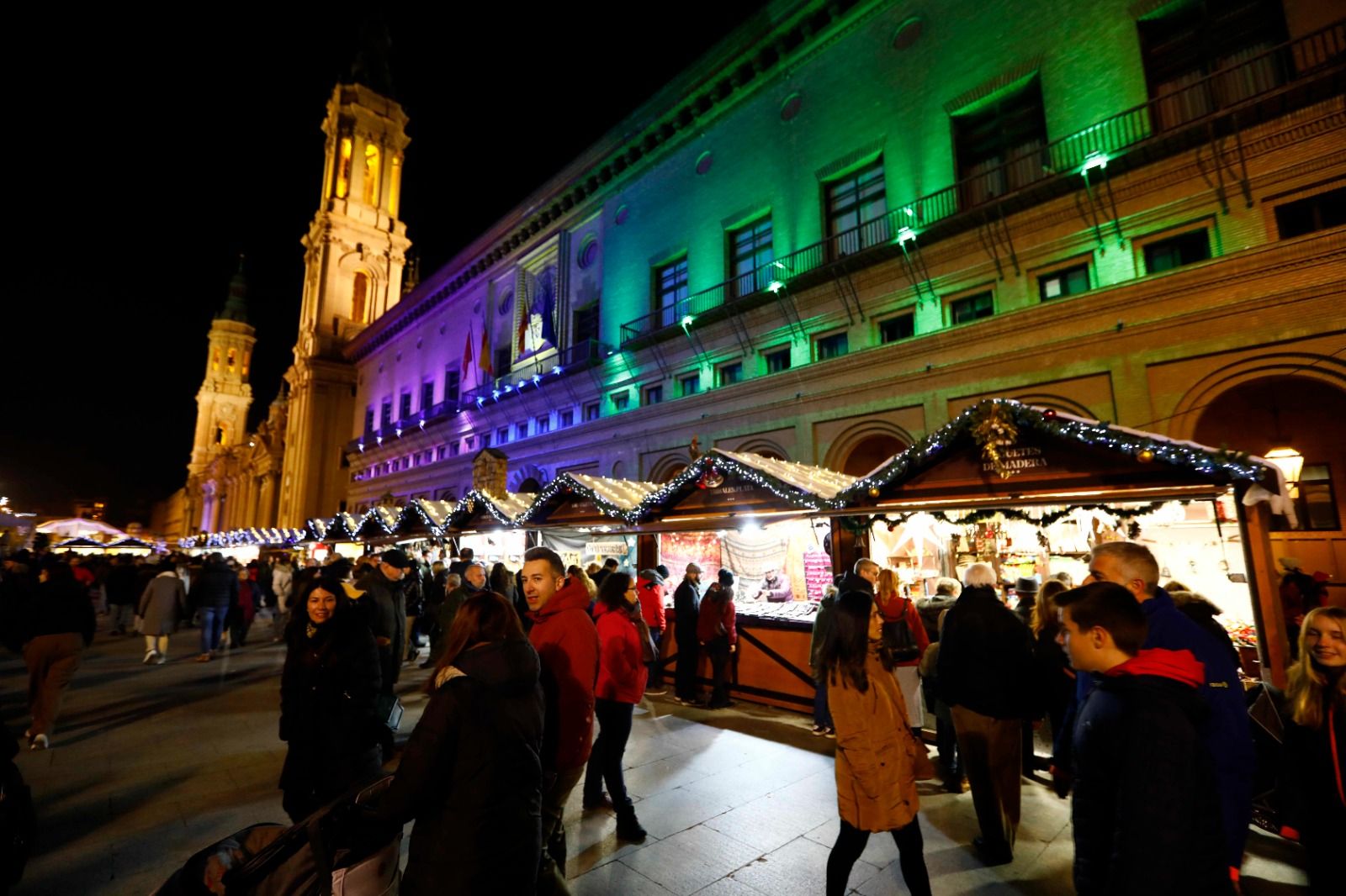 Ni el frío ni el puente pueden con el mercadillo navideño de la plaza del Pilar