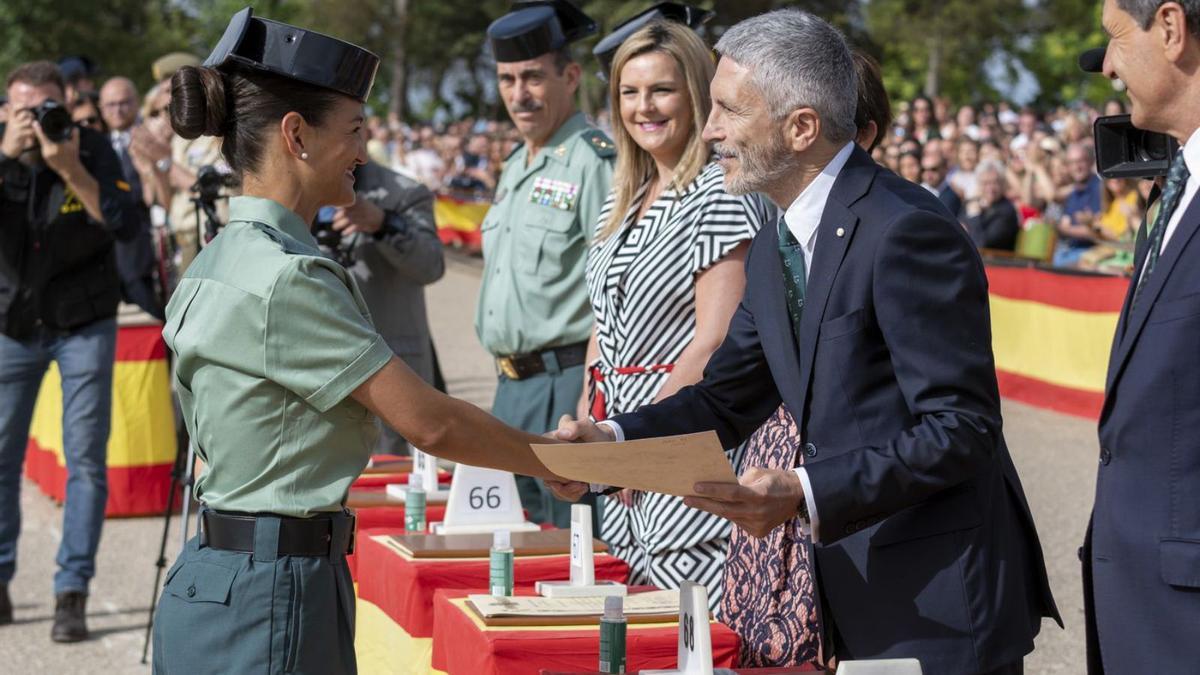 El ministro Fernando Grande-Marlaska entrega su diploma a la número 1 de la 127 promoción de Baeza. | CARLOS CID/EFE