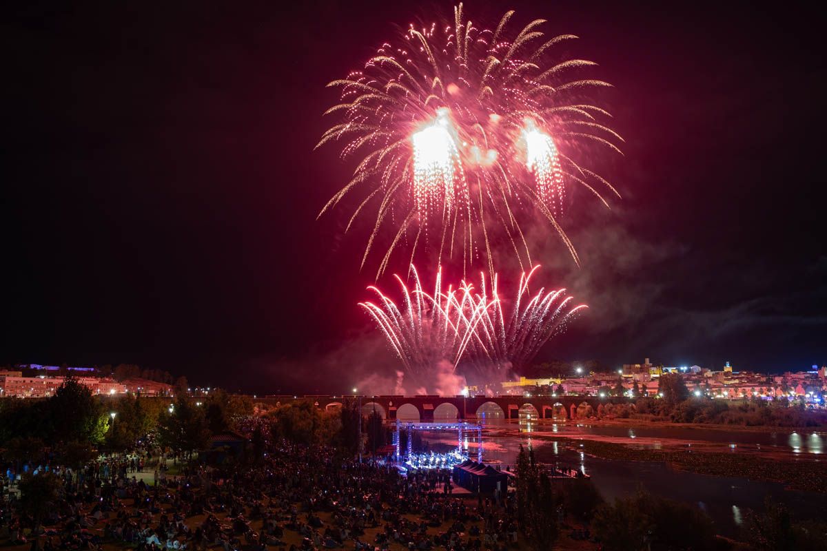 Fuegos artificiales en Badajoz en la noche de San Juan