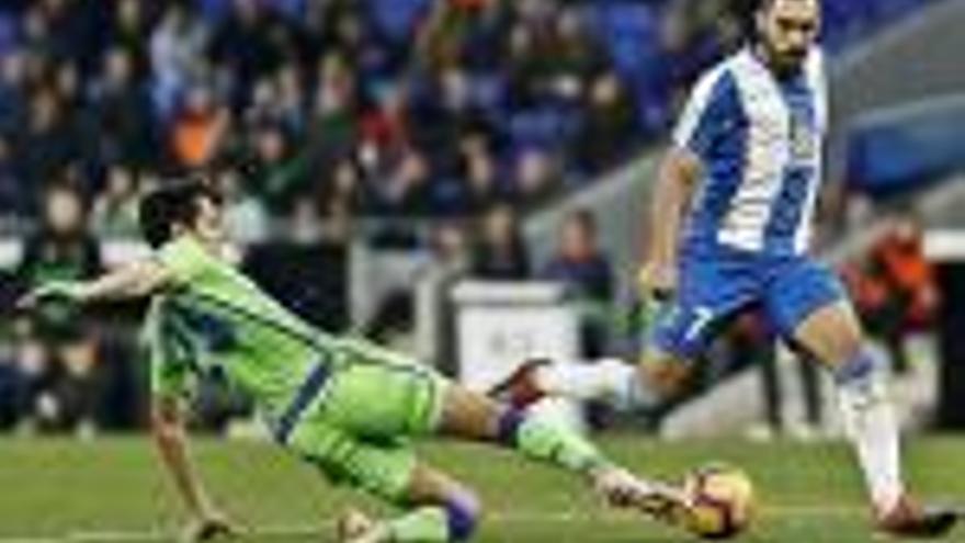 Mandi intenta treure la pilota al davanter gallec de l&#039;Espanyol Borja Iglesias.