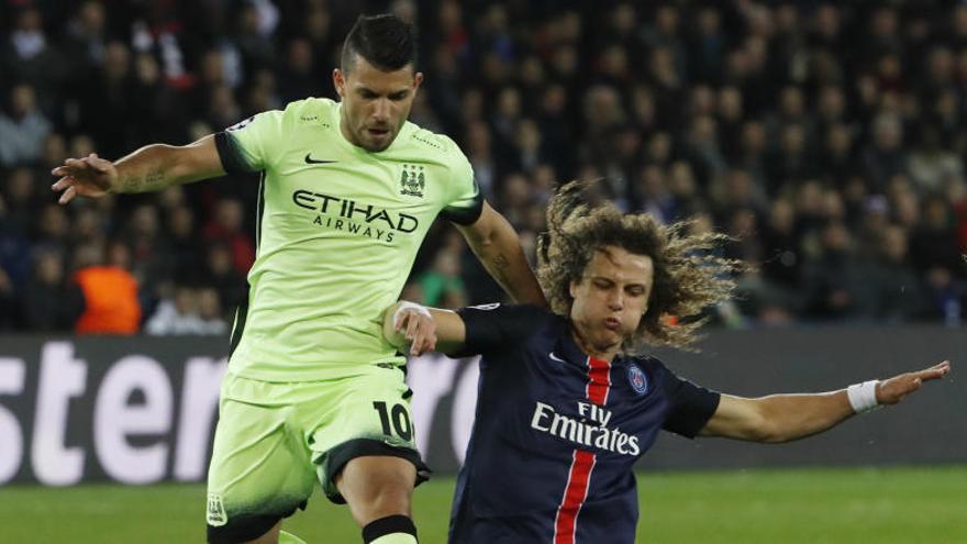 Agüero, del City, y David Luiz, del PSG, pelean por el balón.