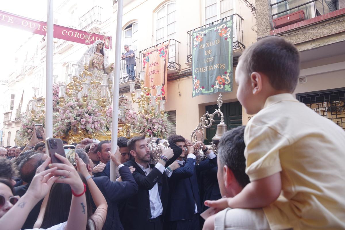Fotos de la procesión del Rocío Coronada por el barrio de la Victoria Fotos de la procesión del Rocío Coronada por el barrio de la Victoria