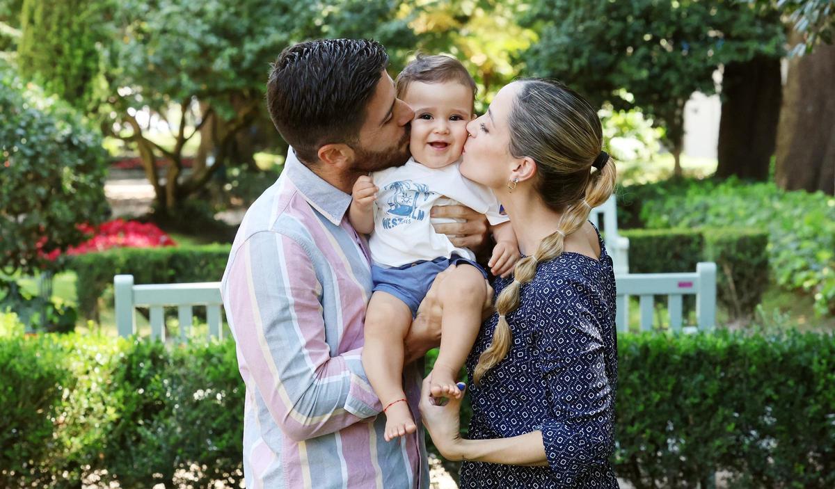 Eduardo y Paloma besando a su hijo Lorenzo