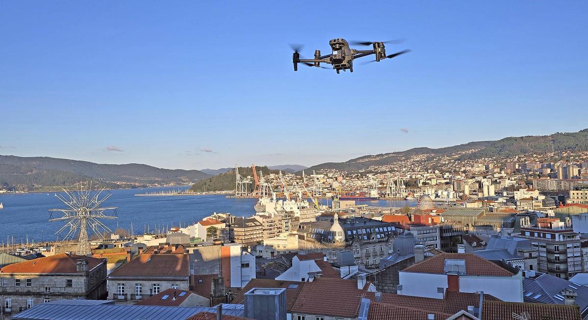 Un dron de la Policía Local con Vigo de fondo.