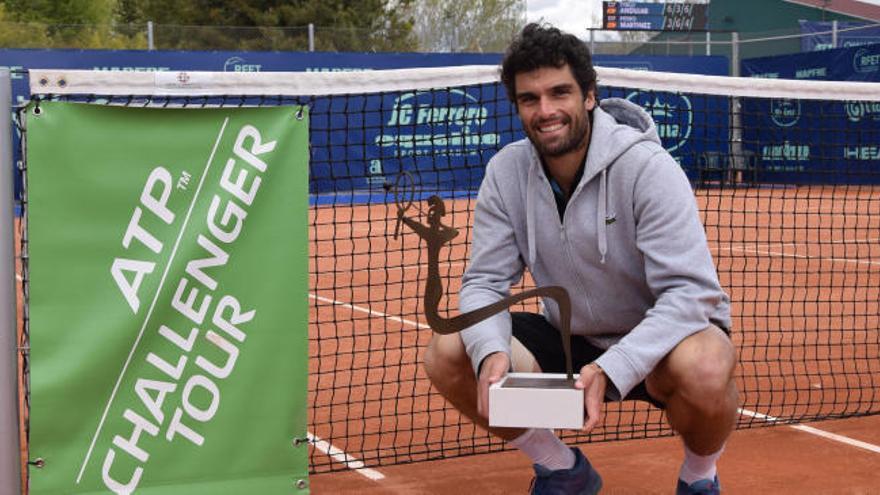 Pablo Andújar, con el trofeo de campeón en Villena