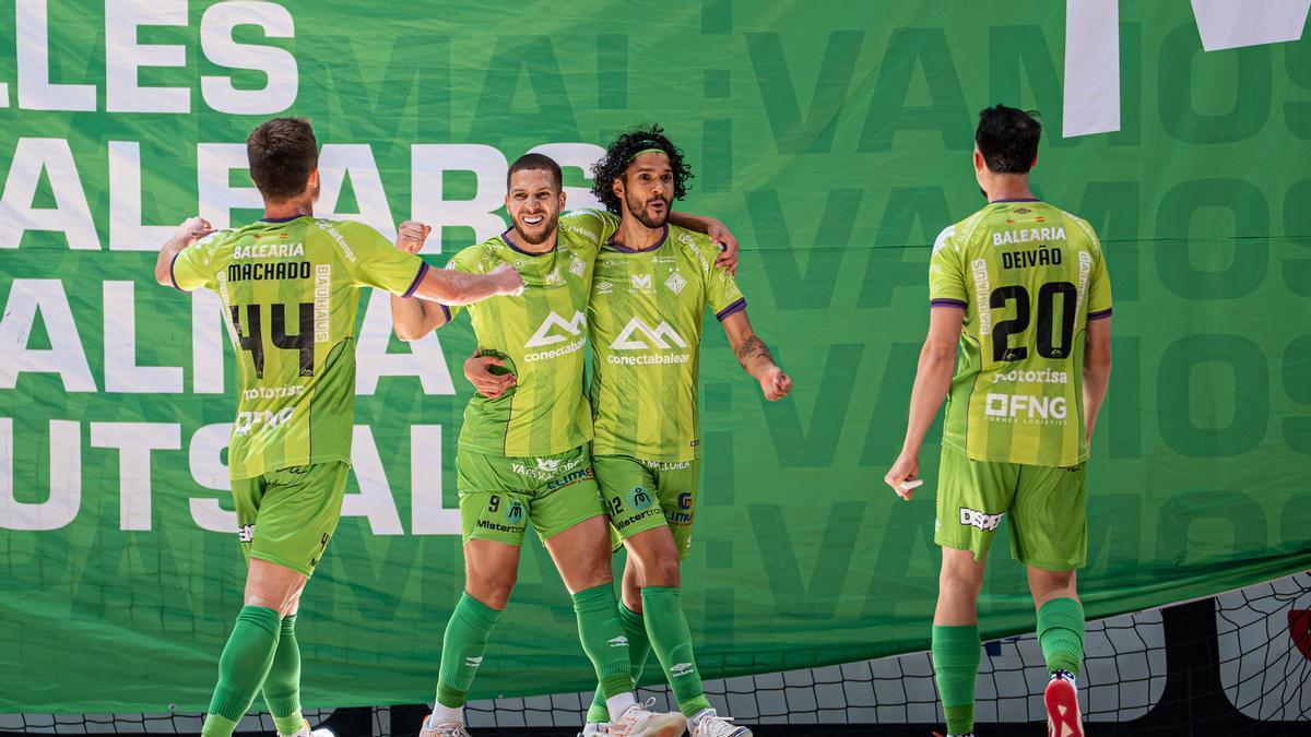 Los jugadores del Palma Futsal celebran uno de los siete goles al Valdepeñas