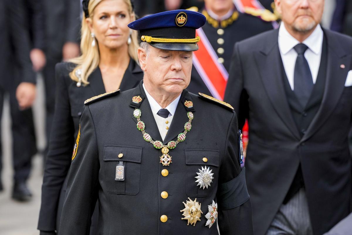 El príncipe Alberto de Mónaco camina detrás del féretro que transporta el ataúd del rey Harald V de Noruega.