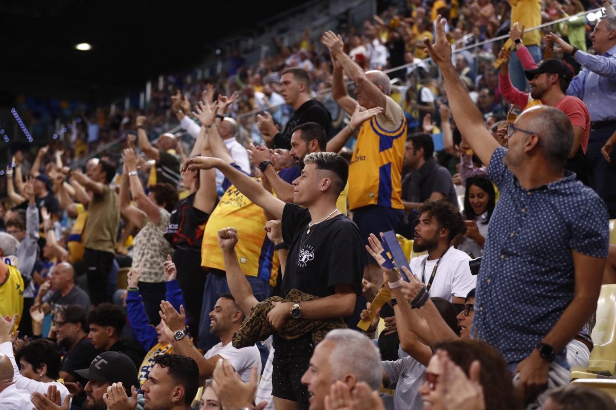 La afición amarilla vibrando en la noche de ayer en el choque del Granca ante el Bursaspor