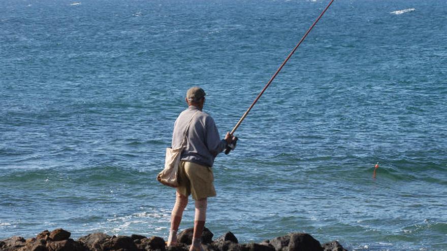 Los pescadores logran que el Gobierno retire la prohibición de pescar con caña