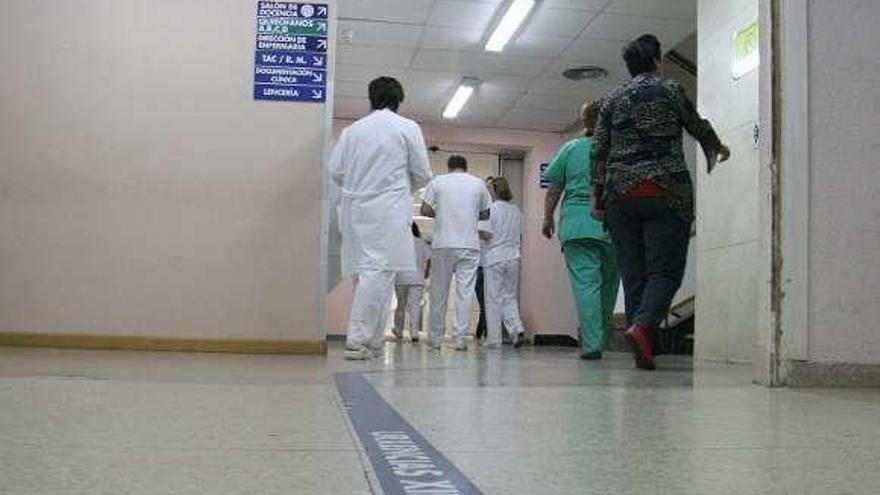 Personal sanitario en las instalaciones del CHUO. // Iñaki Osorio