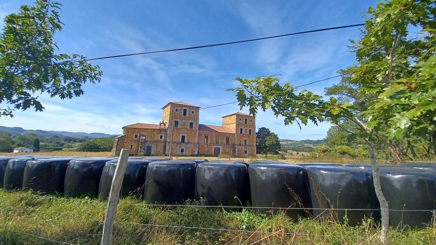 Villanueva, un palacio y una reina para un lugar de Llanera donde es posible viajar en el tiempo