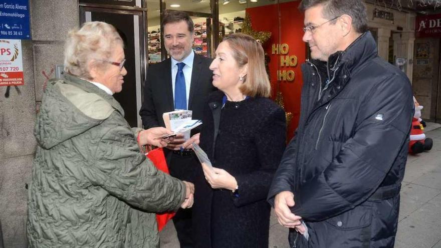 Rafael Catalá y Pastor saludan a una vecina durante el paseo que ayer dieron por la ciudad. // Rafa Vázquez