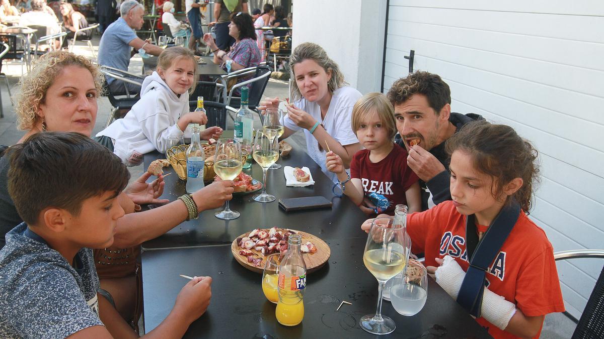 Una familia disfrutando del pulpo, ayer en O Carballiño. // IÑAKI OSORIO