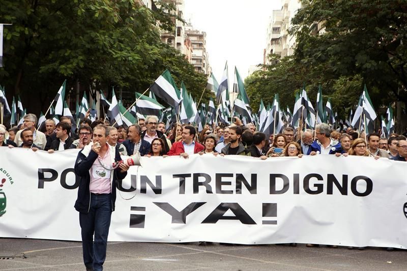 La manifestación por un ferrocarril digno para Extremadura en imágenes