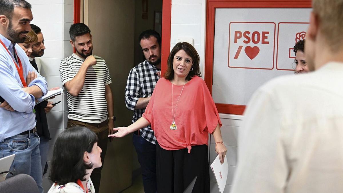 Adriana Lastra, la noche de este domingo, en Ferraz, comentado los resultados con los periodistas. | Efe