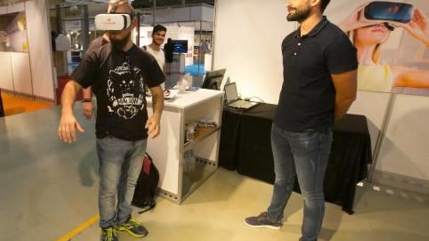 Un visitante en IFA probando un sistema de realidad virtual adaptado al sector de la construcción.