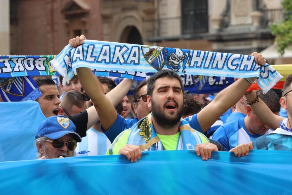 En torno a trescientos seguidores del equipo marchan desde la plaza de la Constitución hasta La Rosaleda portando la pancarta 'Por dignidad, Al Thani vete ya'