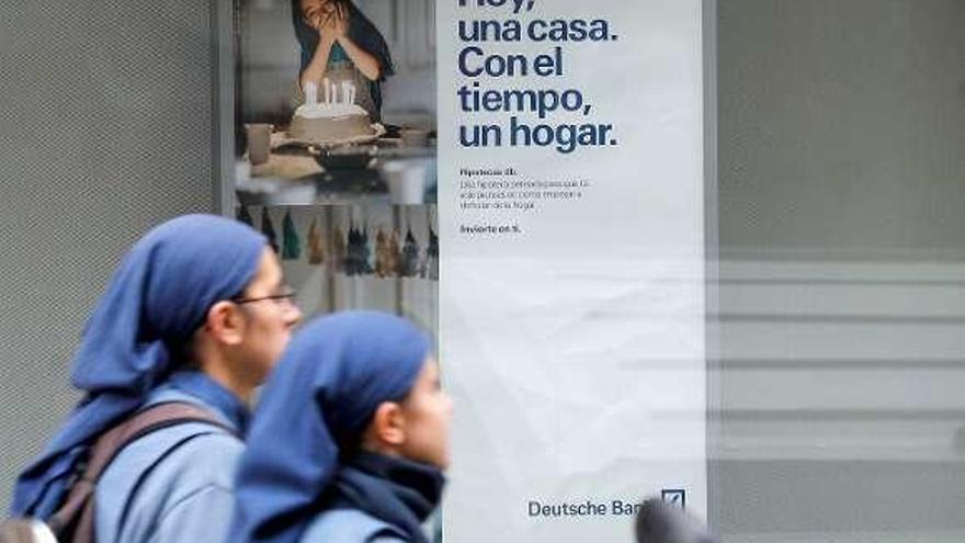 Anuncio de hipotecas en la fachada de un banco.