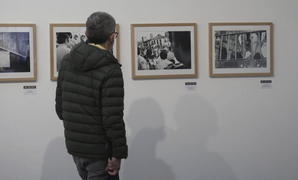Un hombre observa las imágenes tomadas en Santiago. | NOÉ PARGA
