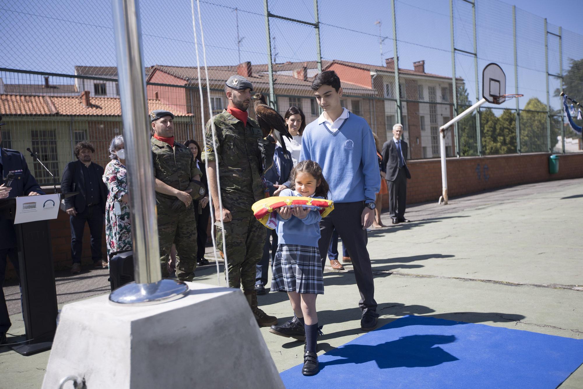 Izado de bandera en el colegio Santa María del Naranco