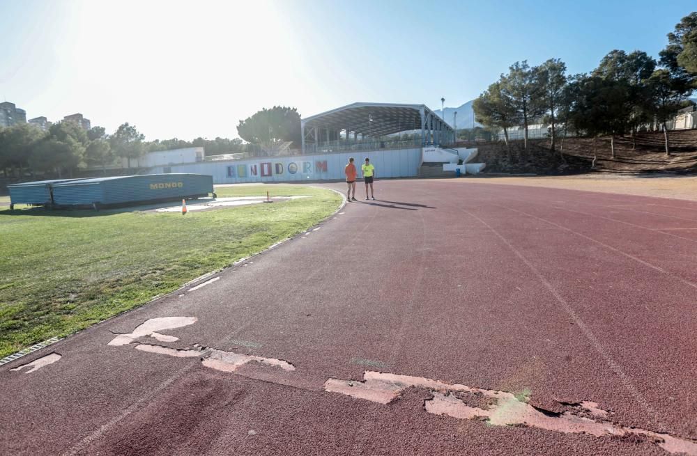 Así está la pista del polideportivo municipal