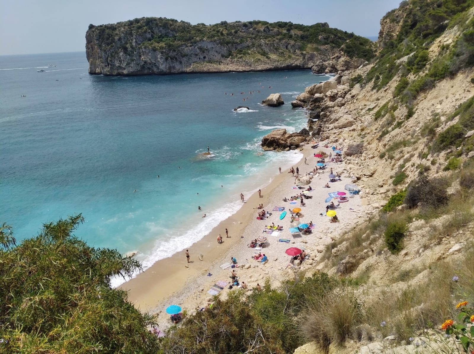 La cala de Ambolo repleta... cuando está prohibido el baño