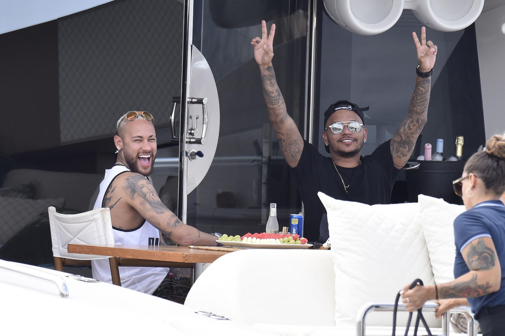 Neymar navega con un grupo de amigos en Ibiza