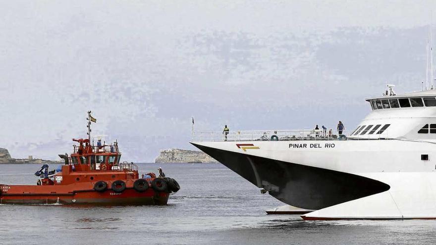 Desencallan el ferry ´Pinar del Río´ en Eivissa tras taponar una fisura a babor