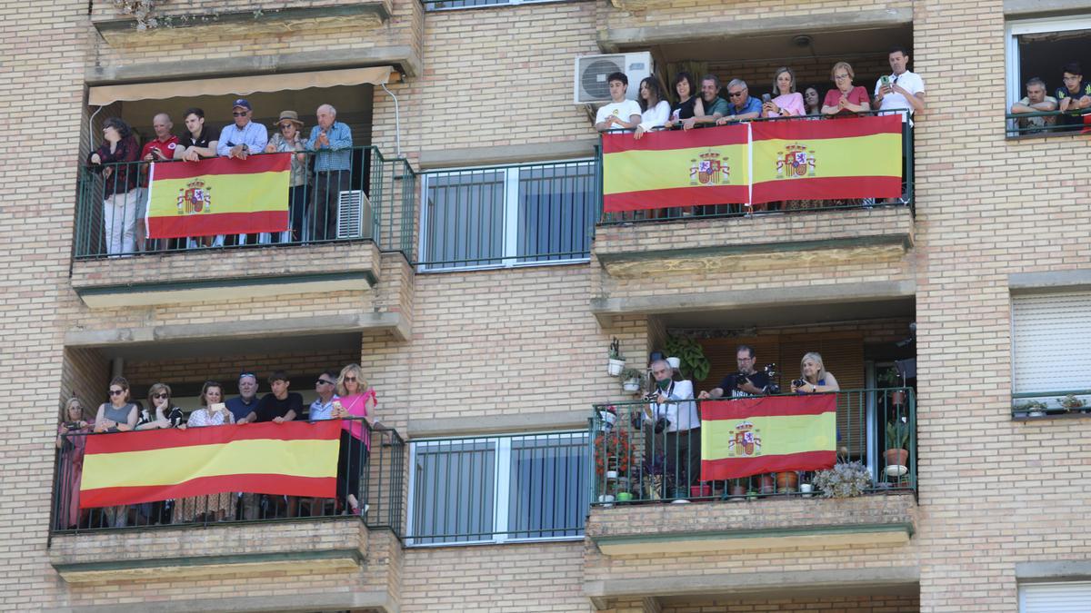 Gente apiñada en los balcones para ver el desfile en Huesca.