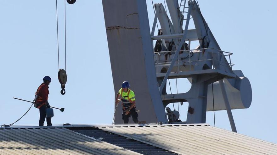 Dos operarios trabajan en el astillero del accidente.   | // RICARDO GROBAS