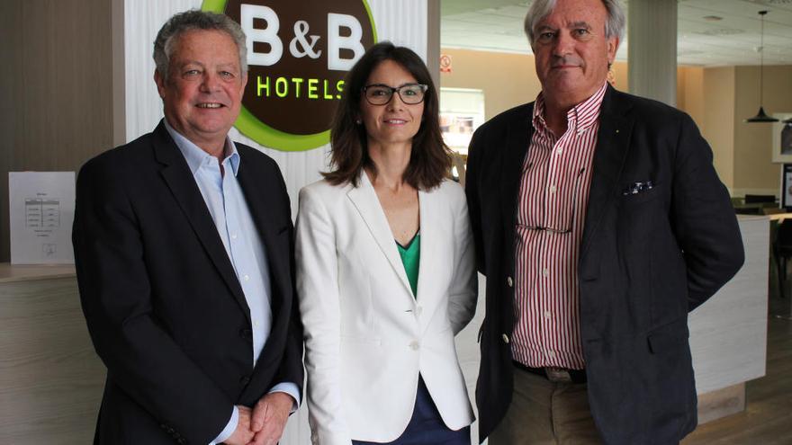 Georges Sampeur (presidente de B&amp;B), Ana López (directora financiera) y Denis Derrien (administrador).