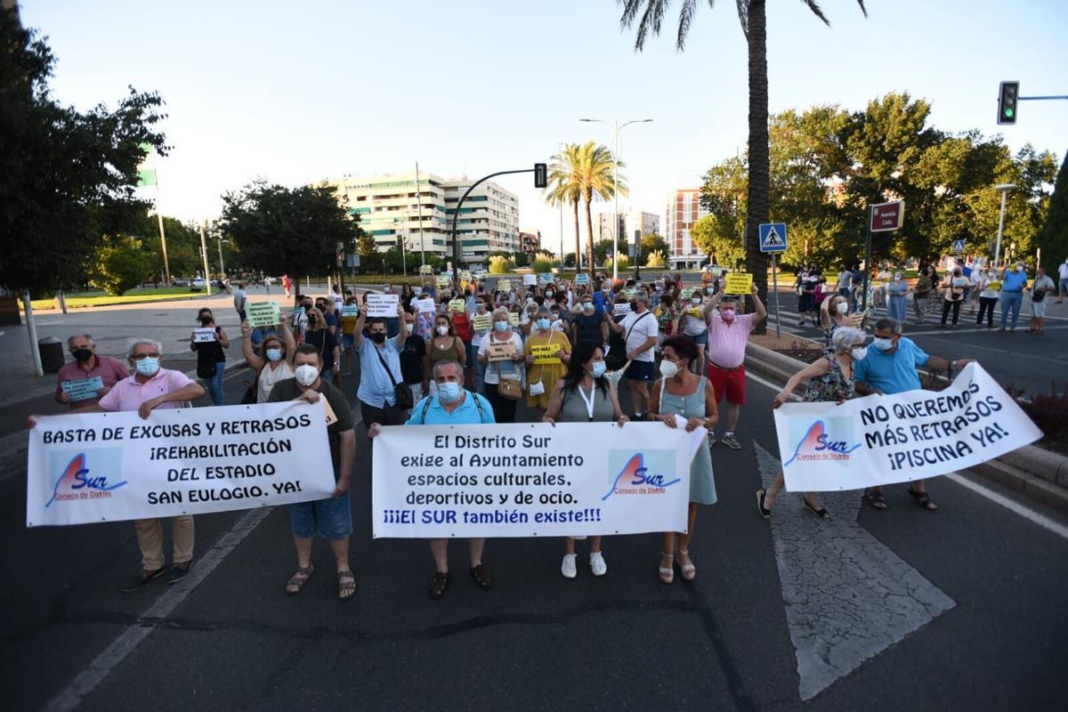 Un momento de la concentración vecinal ayer en la explanada del antiguo Pabellón Polideportivo de la Juventud