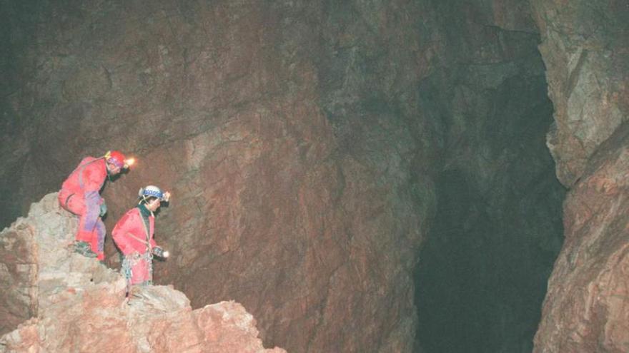 Dos de los espeleólogos que batieron en 1998 el récord de España de profundidad en la torca del Cerro.