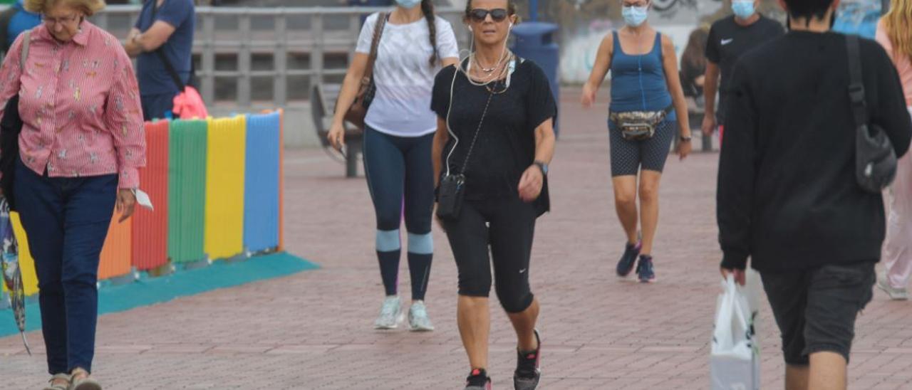 Ciudadanos en el paseo de Las Canteras.