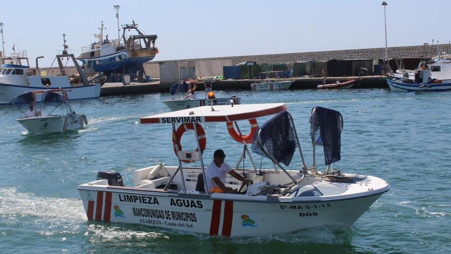 Casi 30 barcos quitanatas para retirar medusas, plásticos y basura