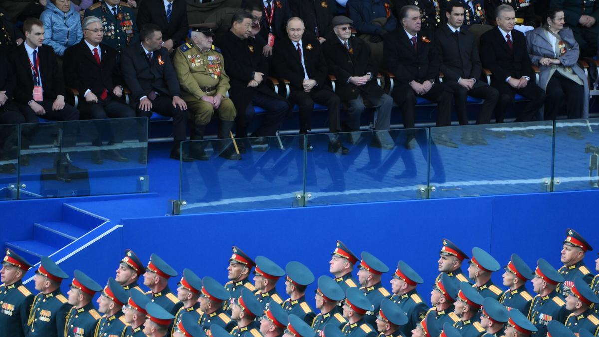El presidente de Rusia, Vladimir Putin, preside el gran desfile en Moscú para celebrar la victoria sobre los nazis hace 80 años.