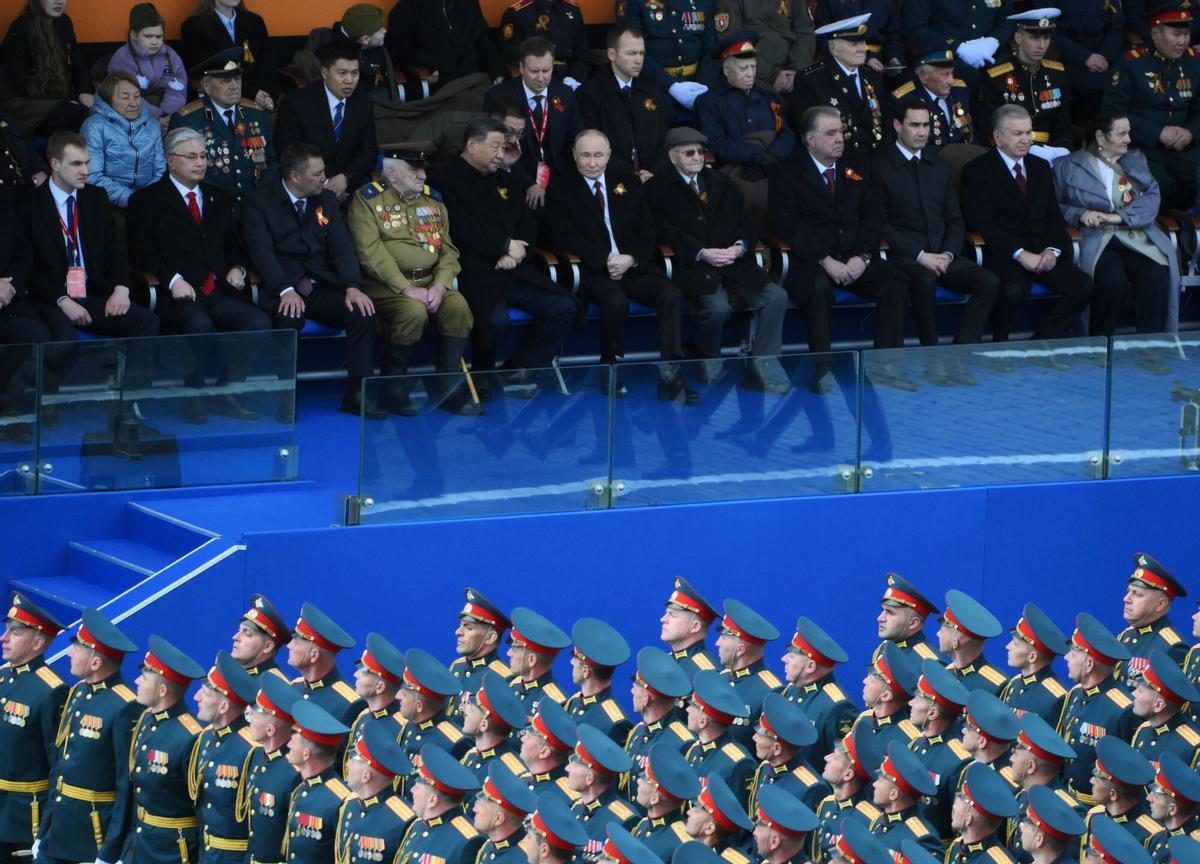 El presidente de Rusia, Vladimir Putin, preside el gran desfile en Moscú para celebrar la victoria sobre los nazis hace 80 años.
