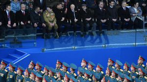 El presidente de Rusia, Vladimir Putin, preside el gran desfile en Moscú para celebrar la victoria sobre los nazis hace 80 años.