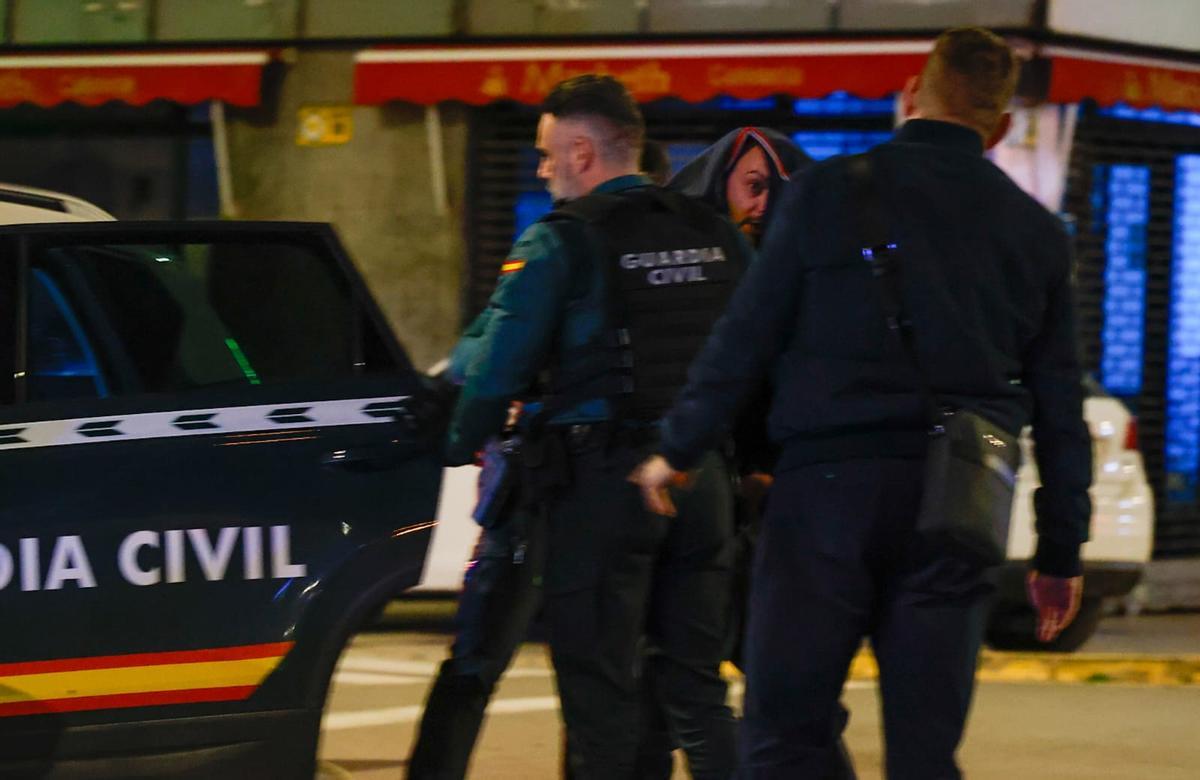 Fotogalería: La Guardia CIvil registra la casa del hombre que ha matado de un tiro en la cabeza a su vecino en Catarroja