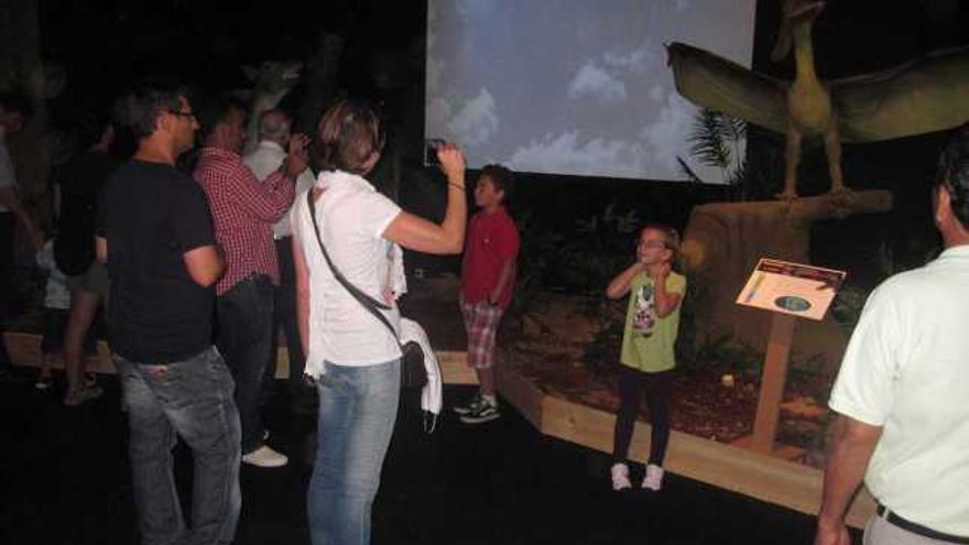 Visitantes haciendo fotos en la exposición «Dinorobots» del año pasado.