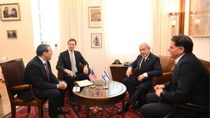 El primer ministro israelí, Binyamín Netanyahu, recibe a Jared Kushner, este lunes en Jerusalén.